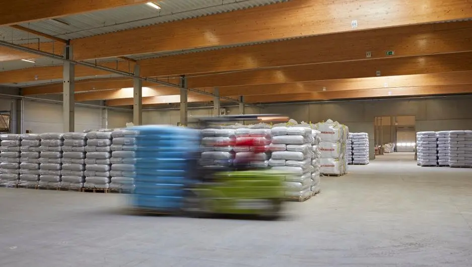 Entrepôt chez Nestaan, stockage marchandises de vermiculite,, perlite, mortiers projetés et mousse de polyuréthane